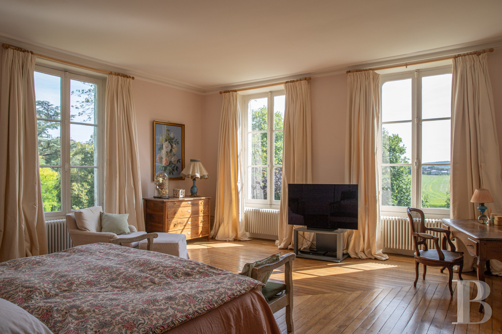 Dans le Perche, au nord-est de Bellême, une maison des 18e et 19e siècle au milieu de grands arbres  - photo  n°25